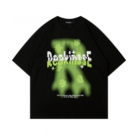 Чёрная футболка REAKINSSE с зеленым принтом и логотипом бренда