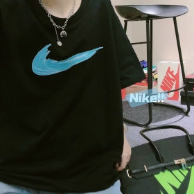Базовая чёрная футболка Nike с голубым лого на груди 
