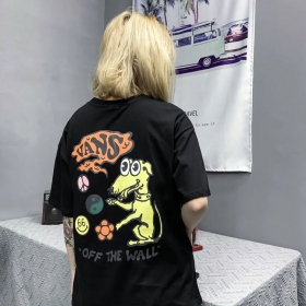 Чёрная Vans футболка с рисунком "Собаки" на спине и лого на груди 