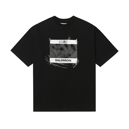 Футболка Maison Margiela в черном цвете с принтом на груди и надписью