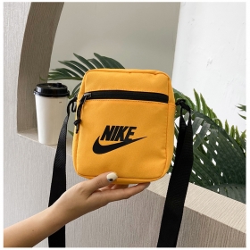 Стильная жёлтая сумка через плечо Nike с длинным плечевым ремнём     
