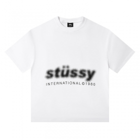 Футболка Stussy белая с фирменным логотипом по центру груди