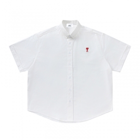 Белая хлопковая рубашка AMI с коротким рукавом и вышитым логотипом