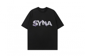 Однотонная чёрная футболка с надписью на груди "SYNA"