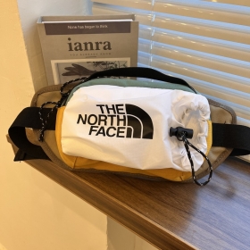 Сумка бренда The North Face белого цвета с несколькими карманами