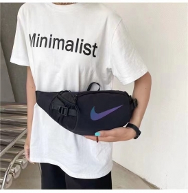 Вместительная сумка бренда Nike чёрного цвета через плечо банан