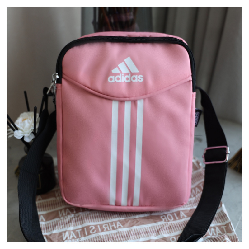 Сумка Adidas розового цвета с вертикальными белыми полосами бренда