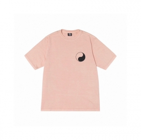 От бренда Stussy розовая футболка с черным лого и принтом