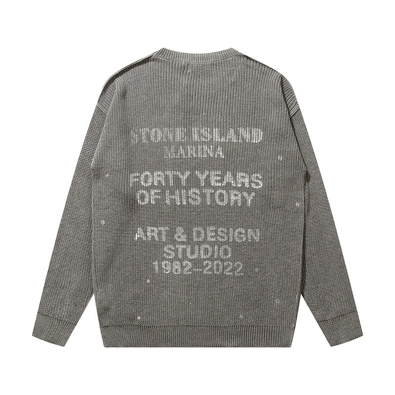 Серый свитер Stone Island с белыми надписями на спине