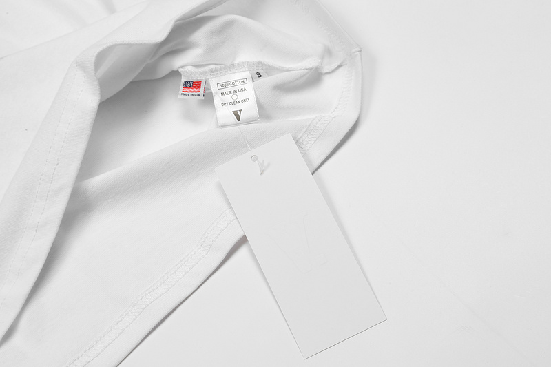 Базовая белая футболка с стильным принтом на груди от бренда VLONE 