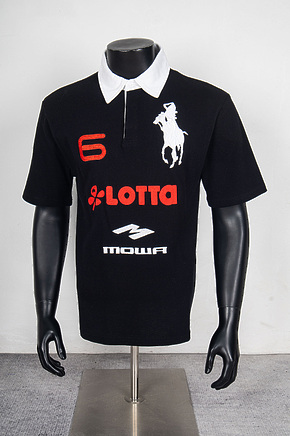 Mowalola поло в черном цвете с белым воротником и надписью на груди