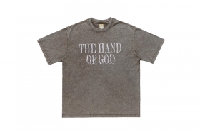 Серо-коричневая футболка с принтом "THE HAND OF GOD"