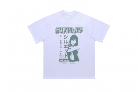 Белая футболка с надписями и принтом "девушка с пистолетом"