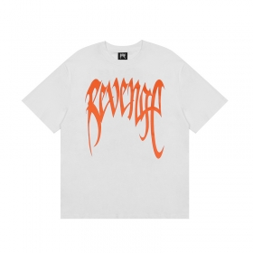 Белая футболка Revenge с оранжевым логотипом на груди