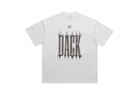 Белая футболка с металлическим принтом "DACK" на груди