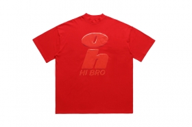 Футболка красного цвета с рисунком "HI BRO" на груди
