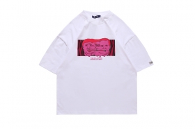 Белая футболка с брендовым принтом "слияние розовых лиц"