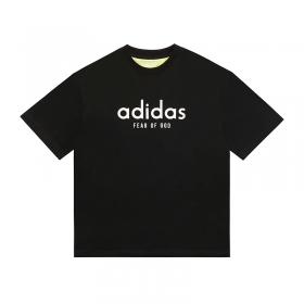 Черная футболка Adidas с белой лилией и фирменным логотипом