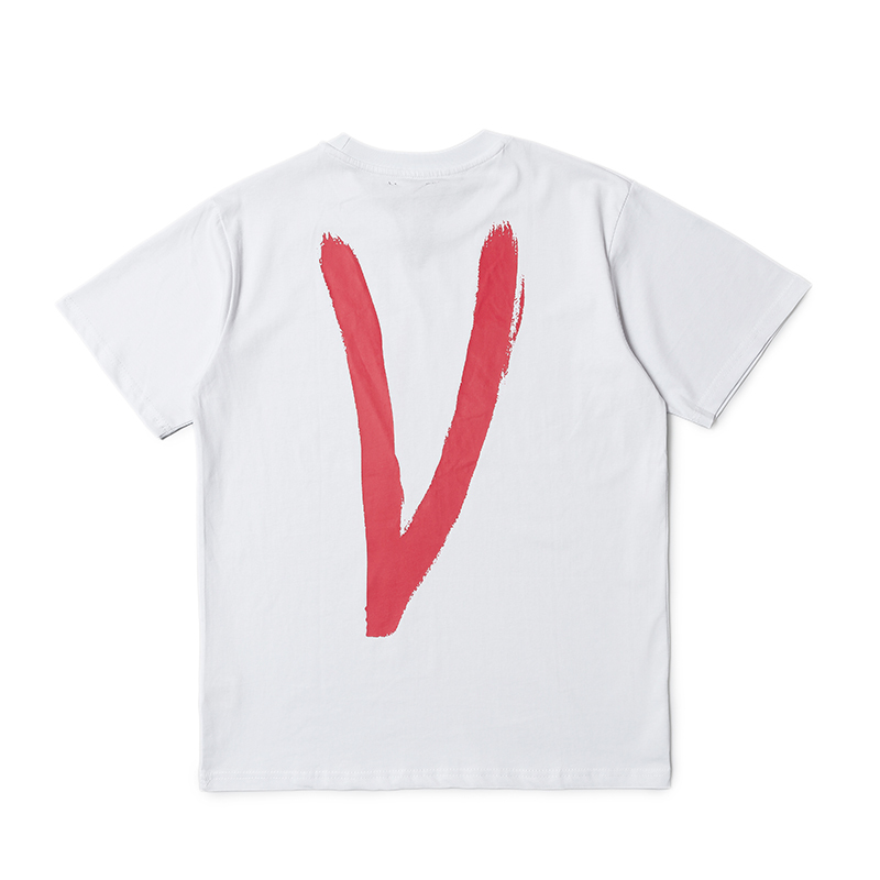 Белая футболка VLONE с красным логотипом и принтом