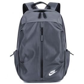Тёмно-серый рюкзак Nike выполнен из непромокаемого полиэстера 