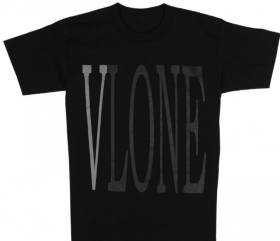 Черного цвета футболка VLONE с большой серой буквой "V"
