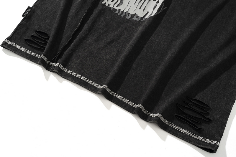 Чёрная потёртая футболка TCL с белым принтом и декоративными порезами