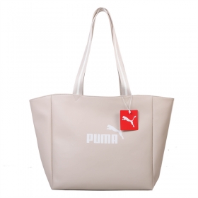 Бежевая сумка Puma выполнена из водонепроницаемого текстиля