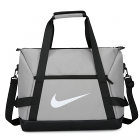 Серая сумка Nike для спорта и активного отдыха через плечо.