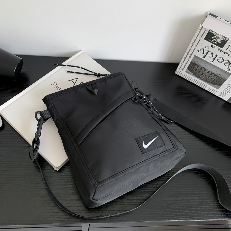 Спортивная Nike чёрная сумка-барсетка со съёмным ремешком 