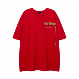 Насыщено-красная футболка от бренда KIRIN STRANGE с цепью на груди