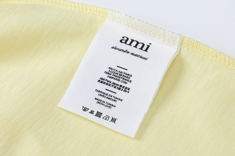 Базовая футболка AMI кремового цвета с вышивкой на гуди и спине