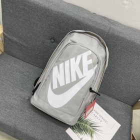 Серый спортивный рюкзак с логотипом Nike выполнен из полиэстера