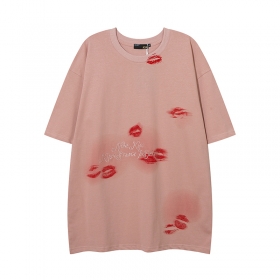 Стильная розовая футболка KIRIN STRANGE с принтом "поцелуи"