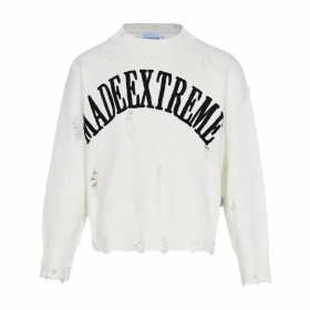 С надписью Made Extreme на груди и потертостями белый свитер