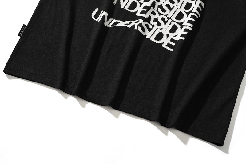 Чёрная футболка TCL с белым принтами и надписью Underside