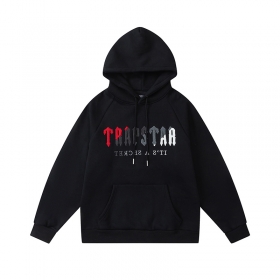 Чёрный худи Trapstar с красно-серым логотипом на груди
