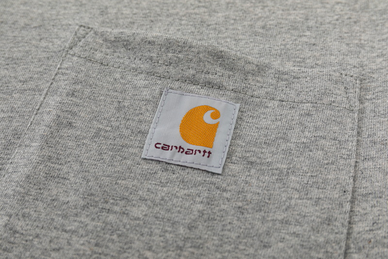 Универсальная Carhartt серая футболка с нашитым карманом 