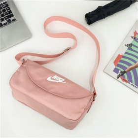 Водоотталкивающая розовая с фирменным логотипом Nike сумка