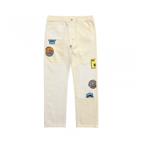 Бежевые джинсы Made Extreme с разноцветными нашивками на штанинах