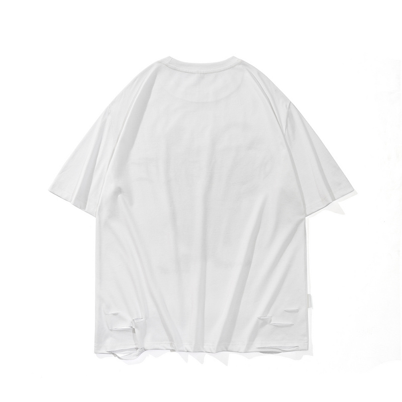 Белая футболка TCL с чёрным принтом и декоративными прорезями снизу