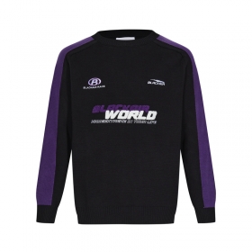 С фиолетовыми рукавами и надписью черный свитер Black air