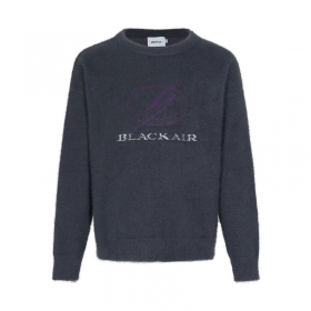 С фирменным логотипом Black air серый свитер удобный