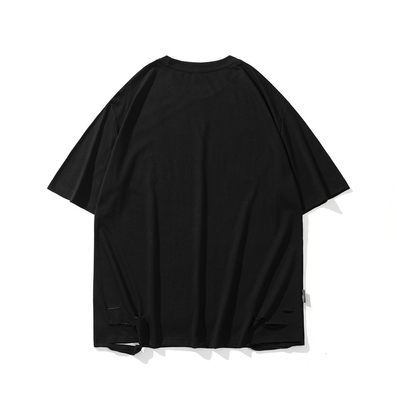 Чёрная футболка TCL с белым принтом и декоративными прорезями снизу