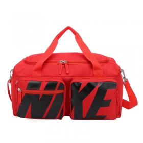 Красная Nike сумка для тренировок с вместительными отделениями