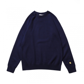 тёмно-синий свитер Carhartt с логотипом на рукаве