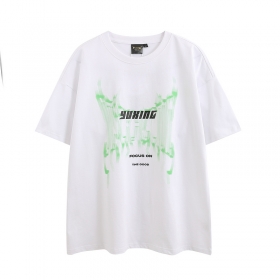 Белая футболка бренда YUXING с буквенными принтами