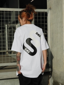 Белая футболка SSB с чёрной надписью на груди SELF MADE SELF PAID