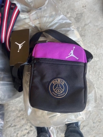Чёрно-фиолетовая Jordan сумка через плечо с нашитым логотипом