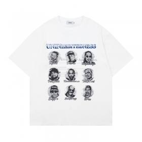 Белая футболка от бренда UNINHIBITEDNESS с принтом "рэперы"