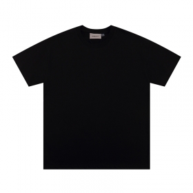Черная футболка бренда ESSENTIALS FOG с логотипом на спине